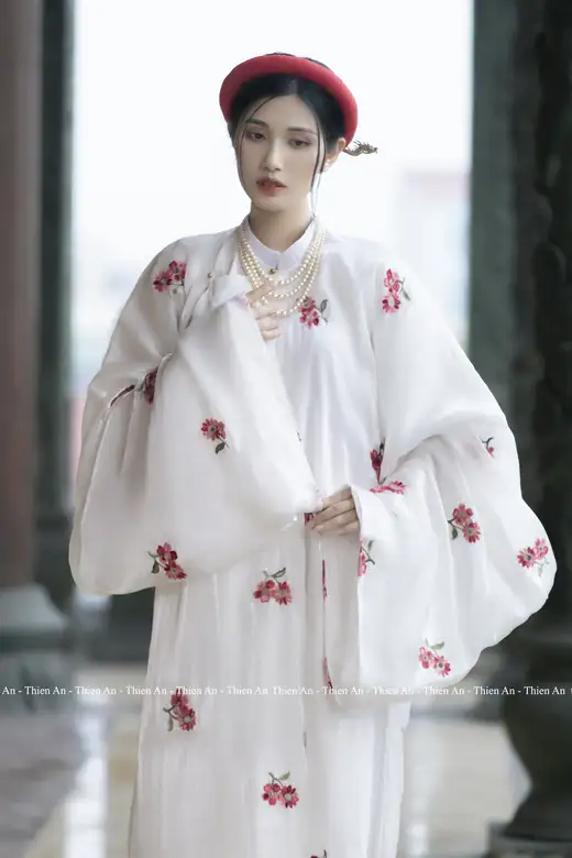 A21: Tơ Óng Trắng Thêu Hoa