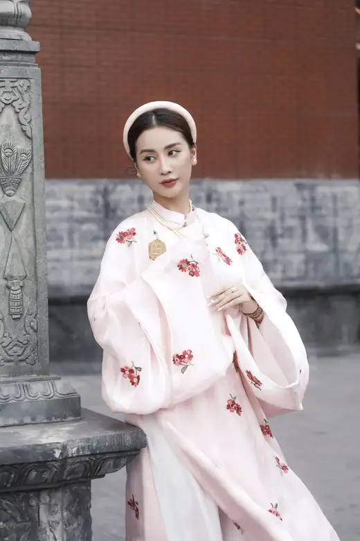 A22: Tơ Óng Hồng Thêu Hoa