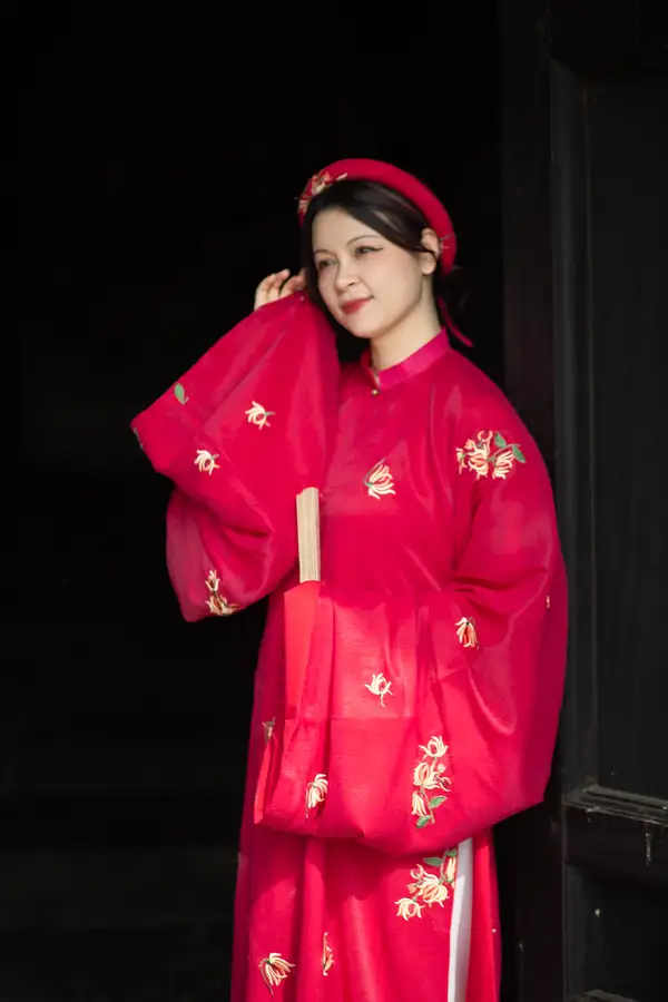 A25: Tơ đỏ thêu hoa