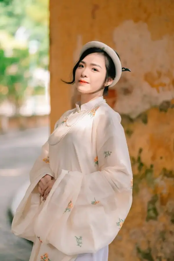 A35: Tơ Màu Be Thêu Hoa Cam