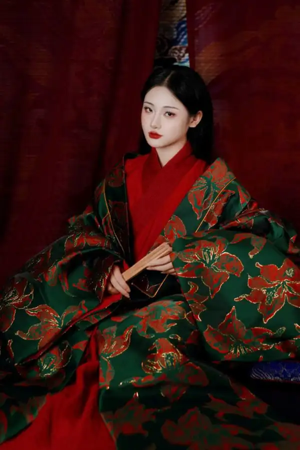 C2: Giao lĩnh tơ xước đỏ đô, thường tơ xước đỏ, khoác đối khâm sa hàn đỏ